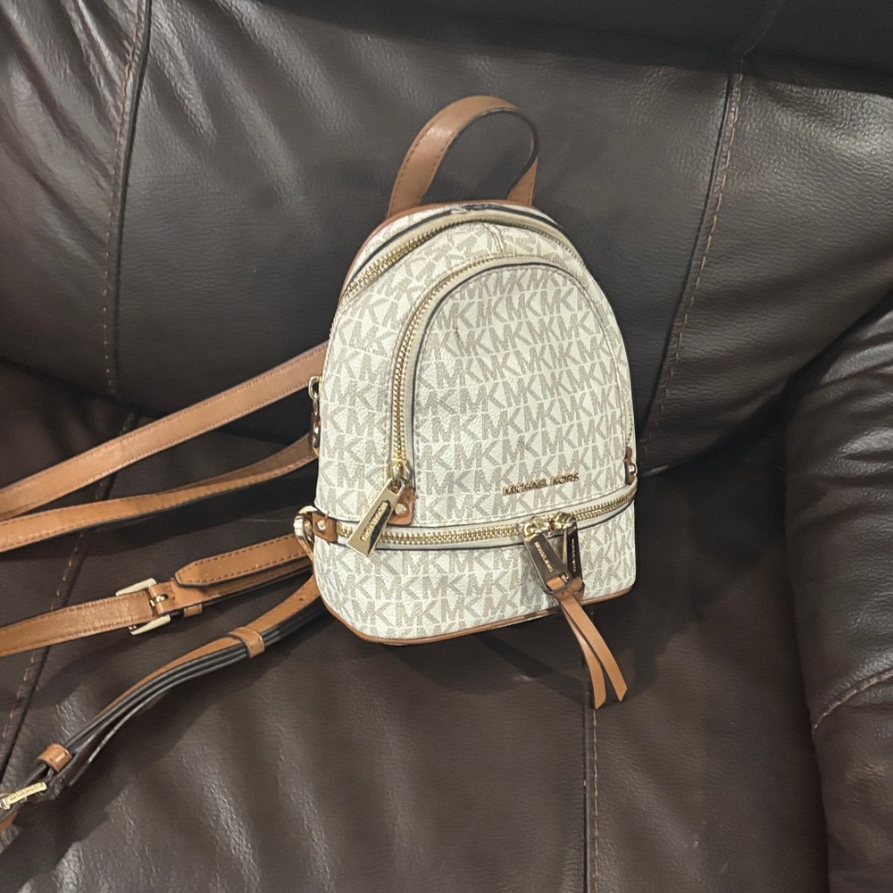 Michael Kors Womens Rhea

Mini Backpack White... - Picture 2 of 9